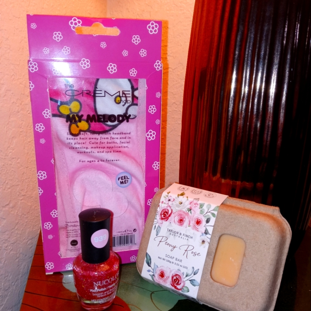 NWT* Crème Melody Sanrio Spa Headband